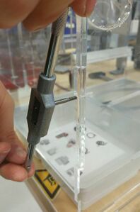 Abb. : Gewindeschneiden in die Acrylglasplatten