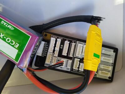 07. Erst einen Akkumulator anschließen, wenn das Ladegerät hochgefahren ist. Akkus nur in der Sicherheitsbox laden. Dazu die Akkus mit dem passenden Ballancer Anschluss verbinden und mit dem XT90 Ladeanschluss siehe Abbildung. Dannach die Box fest verschließen.