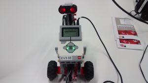 Abbildung 12: Lego EV3 mit Ultrasonic von vorne