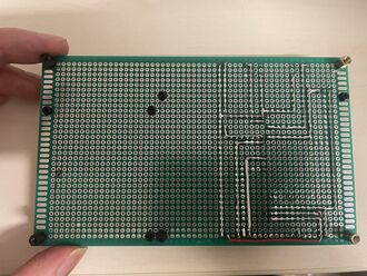 Abildung ??: Rückseite Lochrasterplatine nach Löten