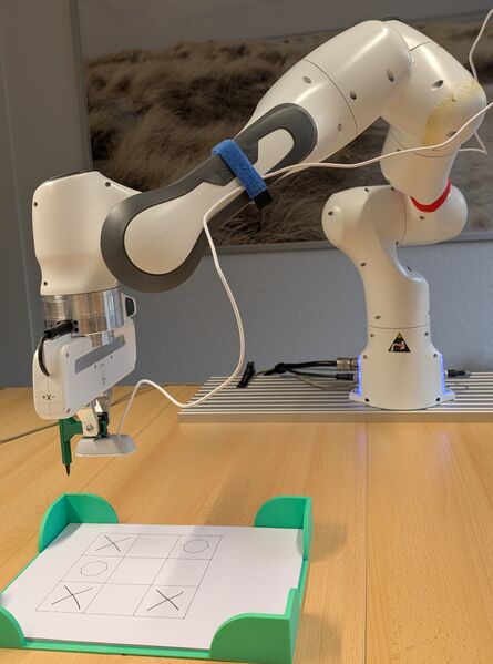 Datei:Tictactoe arm title 2.jpg