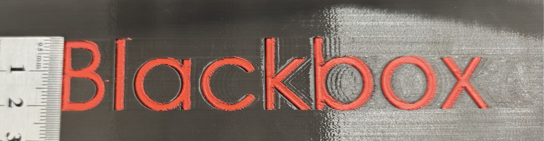 Große Seitlich gedruckte Schrift mit leichter Fehlausrichtung der Druckköpfe.