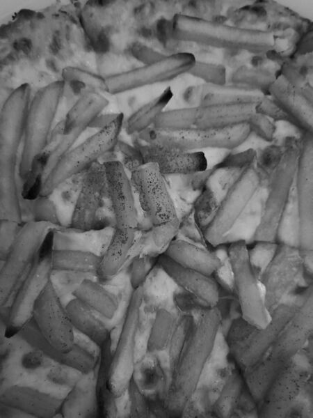 Datei:BlackWhite PommesPizza.jpg