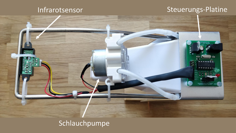 Abb. 6: Vergleich: Prototyp auf Arduino-Uno-Basis (links) und gefertigte Platine.