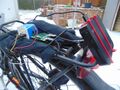 Abbildung 3: Aufbau auf dem Gepäckträger eines Fahrrads (Akku, Raspberry Pi 2, Projektor)