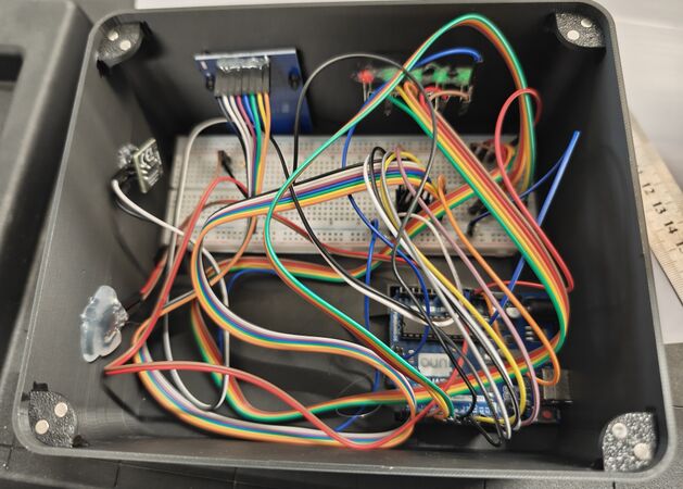 Kabel bitte sauber verlegen. Heißkleber ist keine dauerhafte Fixierung, nur ein Provisorium. Kabelhalter bitte im 3D‑Druck vorsehen.