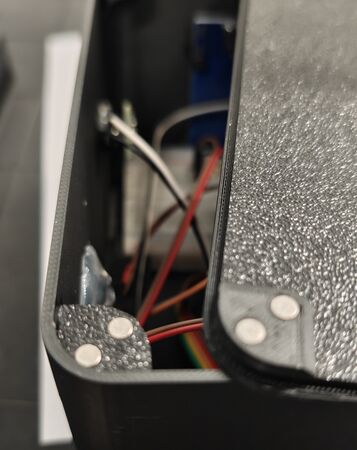 Wenn man eine Klappe regelmäßig öffnen muss, kann man Magnete verwenden. Durch überlegte Ausrichtung der Magnetpole bekommt man eine feste Position der Klappe.