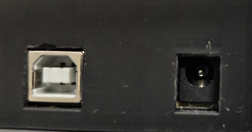 Anschlüsse des Arduinos hier mit Passungsproblemen am Hohlstecker.