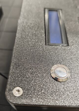 Sauber eingelassene Aktoren und Sensoren und Schrauben.