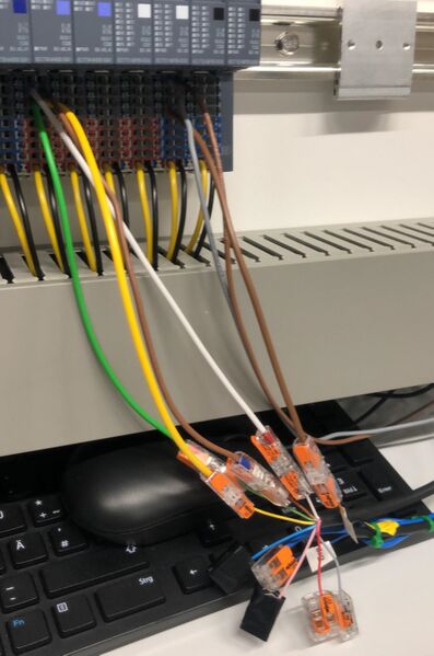 Datei:Parkhaus SPS Verkabelung2.JPG